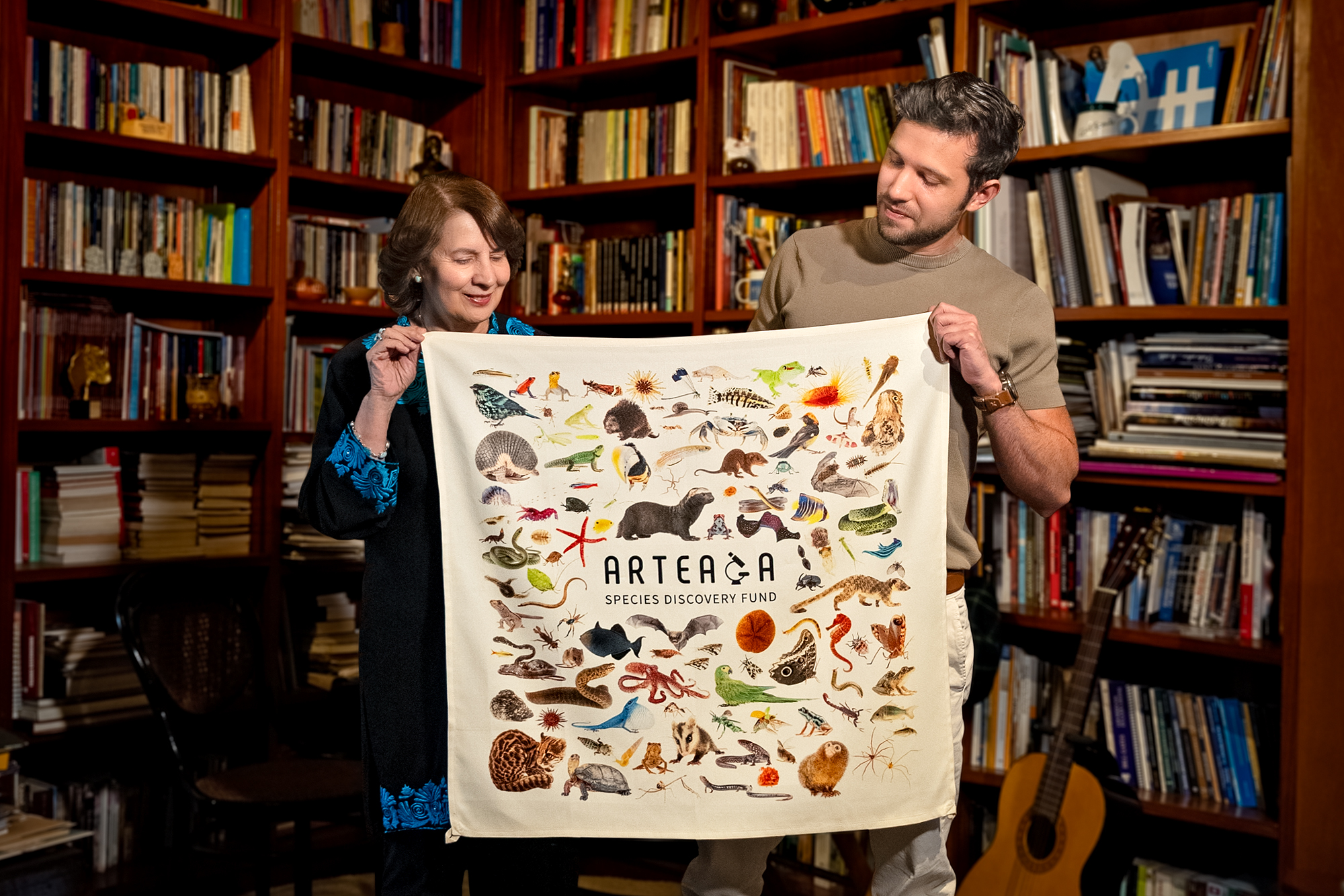 Image showing biologist Alejandro Arteaga and former President of Ecuador Rosalía Arteaga holding the flag of the Arteaga Species Discovery Fund